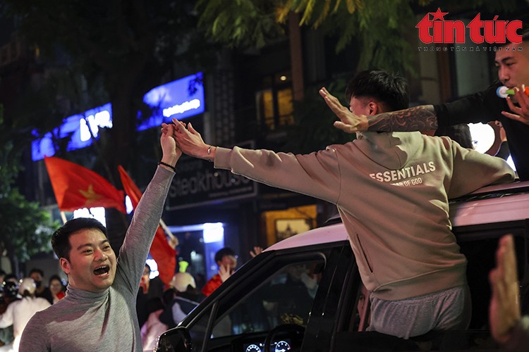Người hâm mộ đổ ra đường mừng chiến thắng của đội tuyển bóng đá Việt Nam ảnh 6