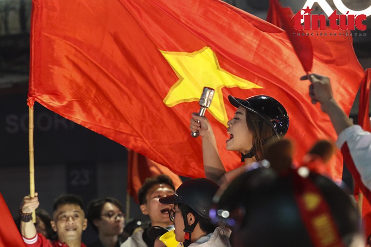 Người hâm mộ đổ ra đường mừng chiến thắng của đội tuyển bóng đá Việt Nam ảnh 2