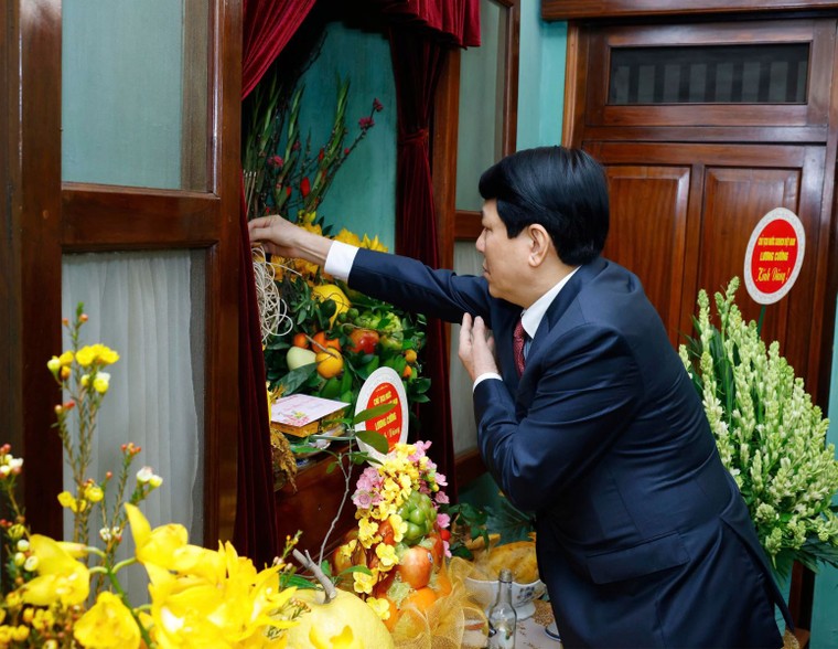 Chủ tịch nước dâng hương tưởng niệm Chủ tịch Hồ Chí Minh trong ngày đầu xuân mới ảnh 1