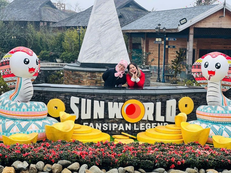 Những du khách đầu tiên “xông đất” nóc nhà Đông Dương sáng mồng Một Tết ảnh 1