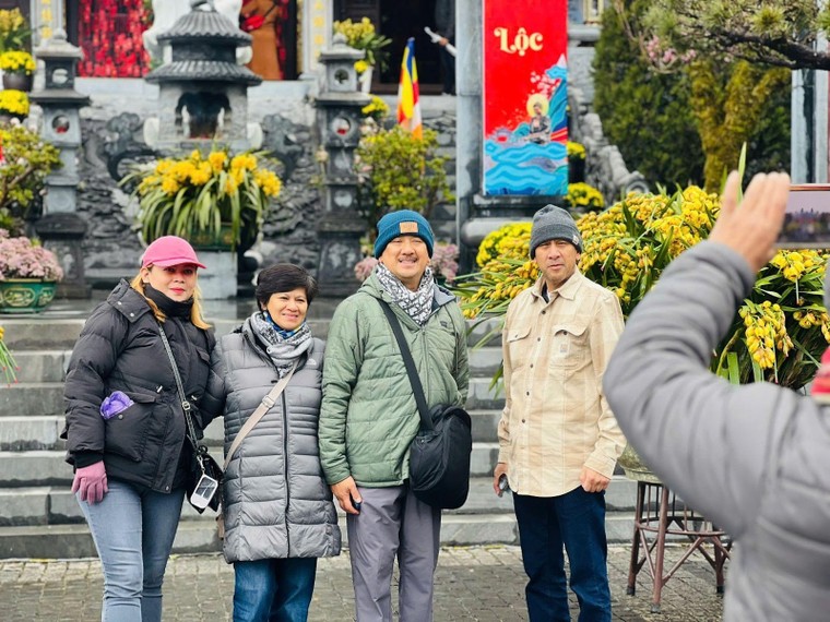 Những du khách đầu tiên “xông đất” nóc nhà Đông Dương sáng mồng Một Tết ảnh 2