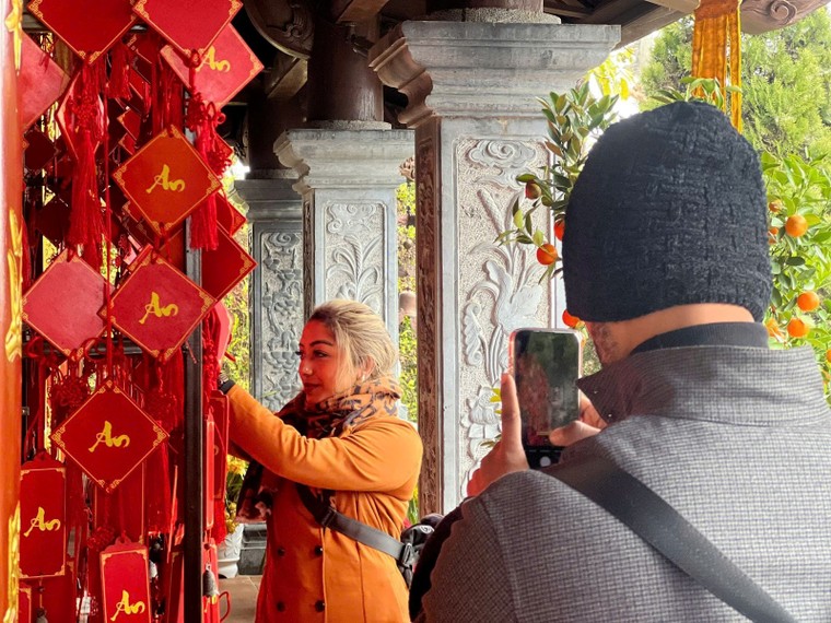 Những du khách đầu tiên “xông đất” nóc nhà Đông Dương sáng mồng Một Tết ảnh 3