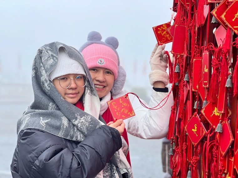 Những du khách đầu tiên “xông đất” nóc nhà Đông Dương sáng mồng Một Tết ảnh 5