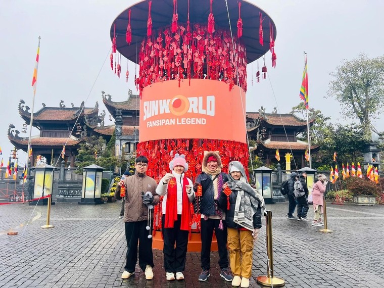 Những du khách đầu tiên “xông đất” nóc nhà Đông Dương sáng mồng Một Tết ảnh 6