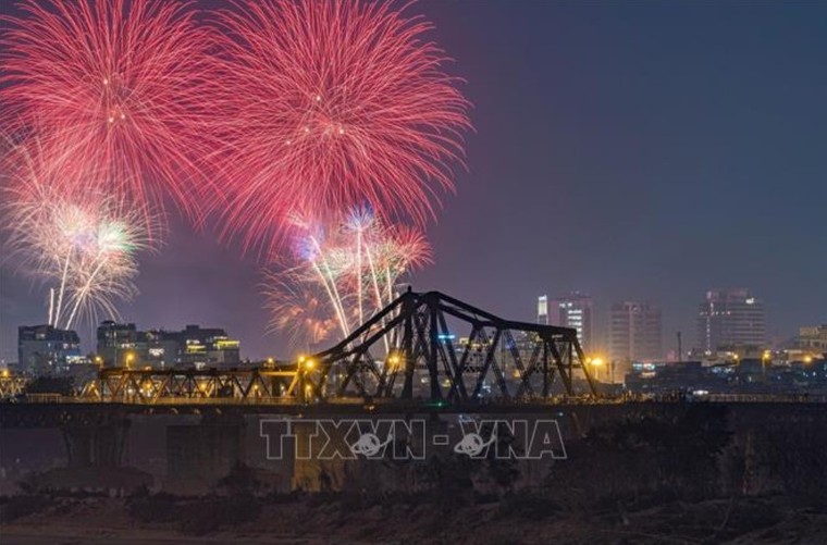 Pháo hoa rực rỡ đêm Giao thừa chào đón năm mới Ất Tỵ 2025 ảnh 9