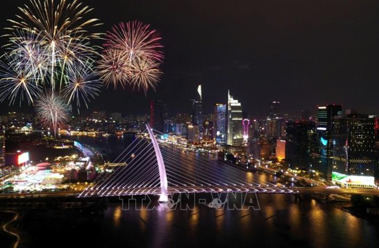 Pháo hoa rực rỡ đêm Giao thừa chào đón năm mới Ất Tỵ 2025 ảnh 1