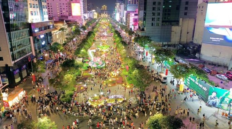 Pháo hoa rực rỡ đêm Giao thừa chào đón năm mới Ất Tỵ 2025 ảnh 2