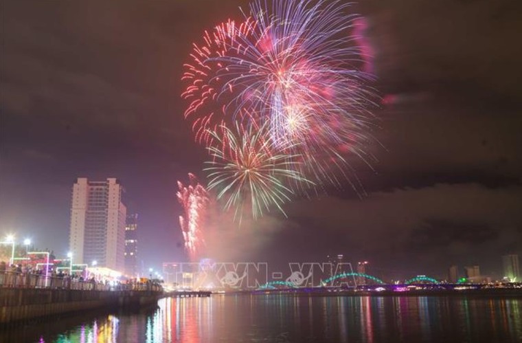 Pháo hoa rực rỡ đêm Giao thừa chào đón năm mới Ất Tỵ 2025 ảnh 3