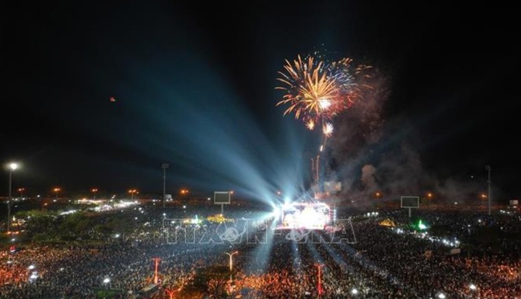 Pháo hoa rực rỡ đêm Giao thừa chào đón năm mới Ất Tỵ 2025 ảnh 4