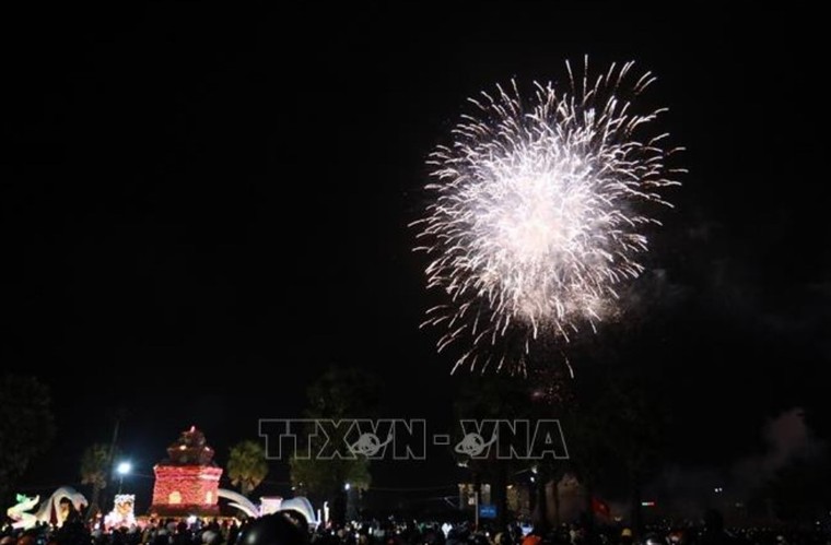 Pháo hoa rực rỡ đêm Giao thừa chào đón năm mới Ất Tỵ 2025 ảnh 6