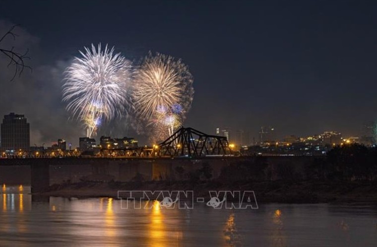 Pháo hoa rực rỡ đêm Giao thừa chào đón năm mới Ất Tỵ 2025 ảnh 7