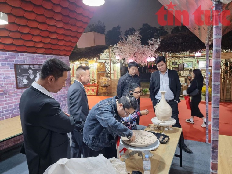 Trao chứng nhận 2 làng nghề Hà Nội gia nhập Mạng lưới sáng tạo thủ công thế giới ảnh 2