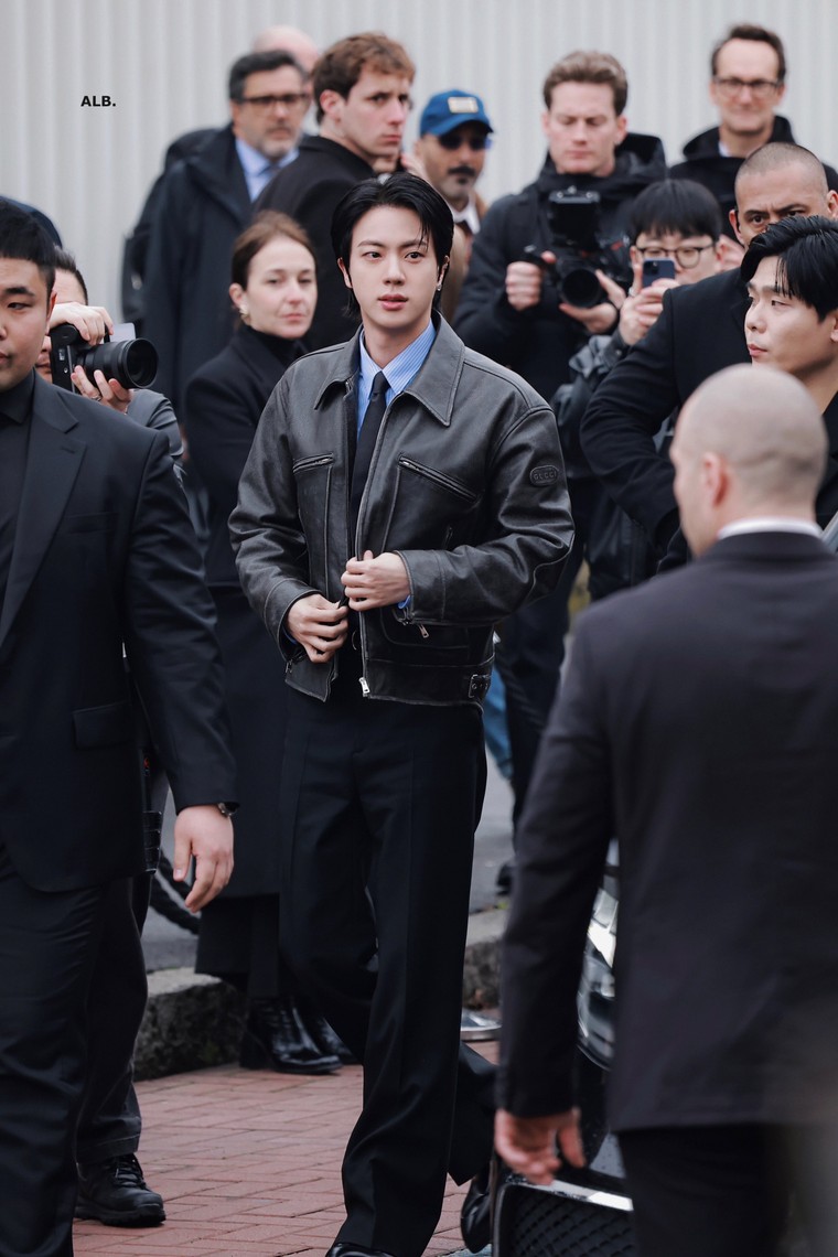 Đại sứ toàn cầu Gucci Jin (BTS) tham dự Milan Fashion Week ảnh 6