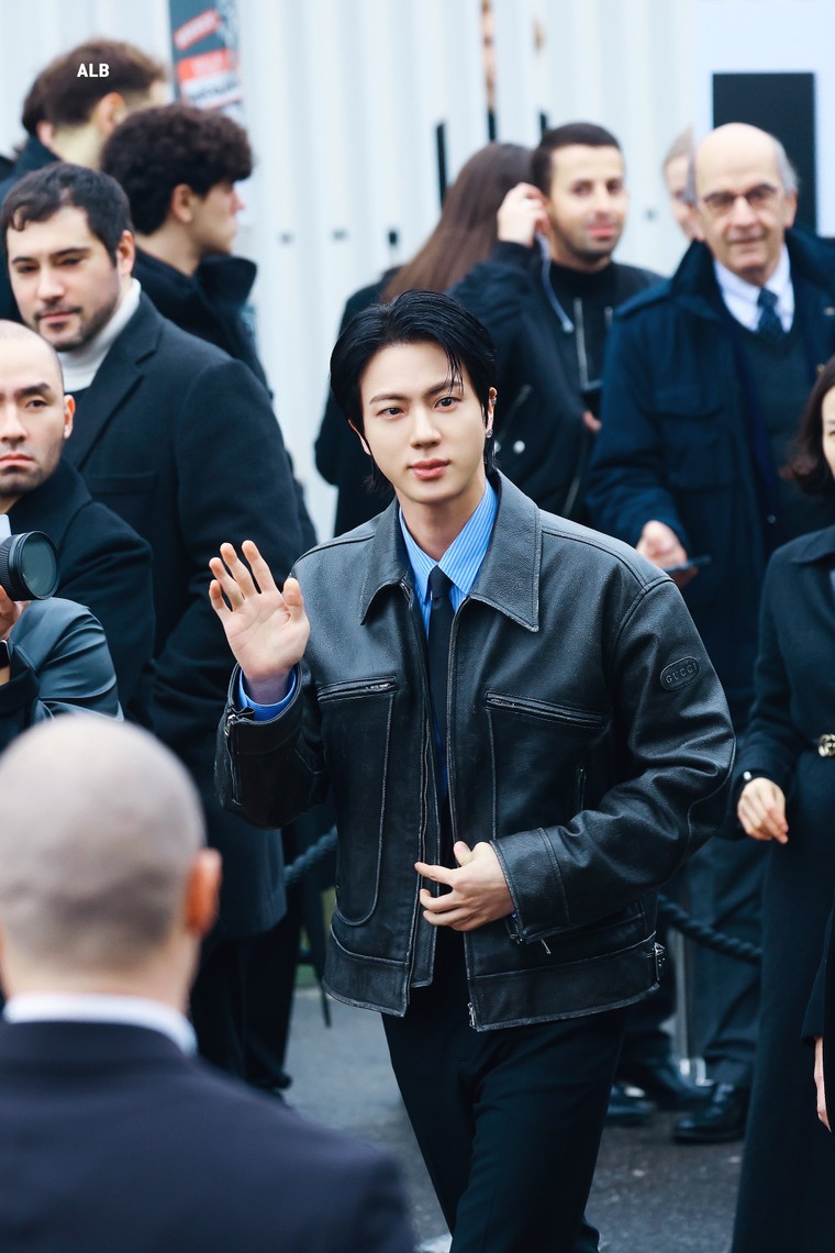 Đại sứ toàn cầu Gucci Jin (BTS) tham dự Milan Fashion Week ảnh 2