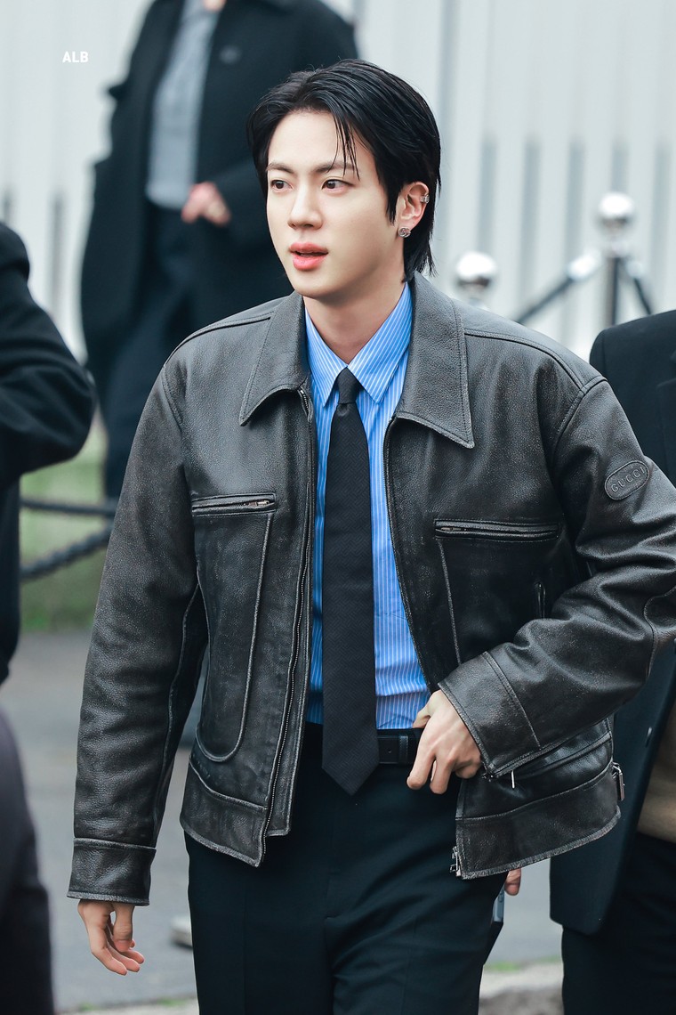 Đại sứ toàn cầu Gucci Jin (BTS) tham dự Milan Fashion Week ảnh 1