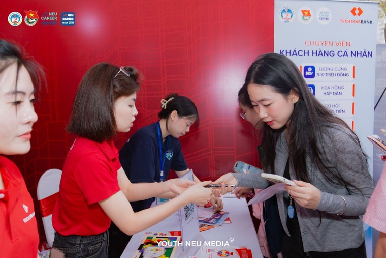 Khởi động NEU Career Week 2025: Hành trang vững bước trên con đường sự nghiệp ảnh 2