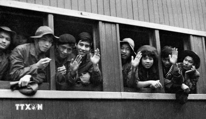 Hà Nội rực rỡ sắc màu, hồi tưởng lại những ngày tháng lịch sử ảnh 1