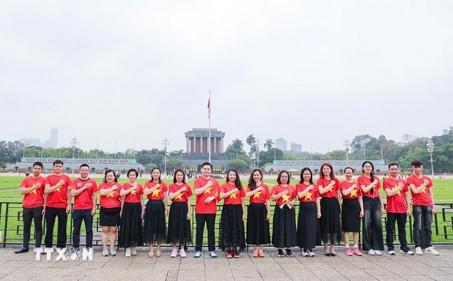 Hà Nội rực rỡ sắc màu, hồi tưởng lại những ngày tháng lịch sử ảnh 2