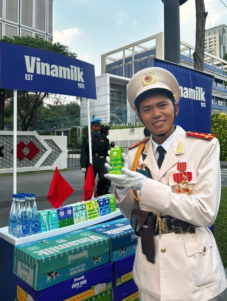 Hơn 150.000 sản phẩm Vinamilk tiếp sức các lực lượng, người dân tham gia đại lễ 30/4 ảnh 4