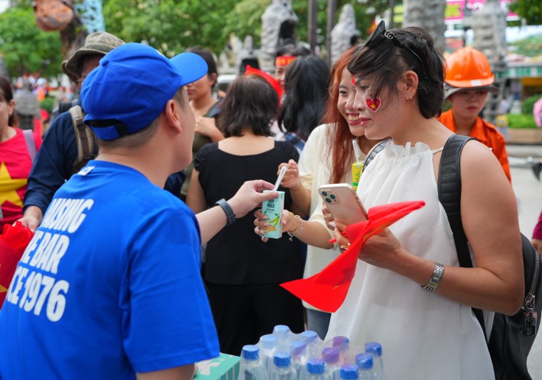 Hơn 150.000 sản phẩm Vinamilk tiếp sức các lực lượng, người dân tham gia đại lễ 30/4 ảnh 5
