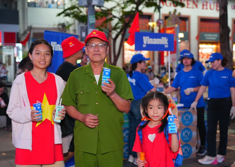 Hơn 150.000 sản phẩm Vinamilk tiếp sức các lực lượng, người dân tham gia đại lễ 30/4 ảnh 8