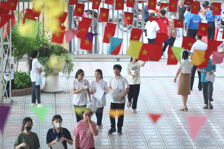Sĩ tử Hà Nội bước vào kỳ thi lớp 10: Hồi hộp, quyết tâm và thích ứng với đề mở ảnh 1