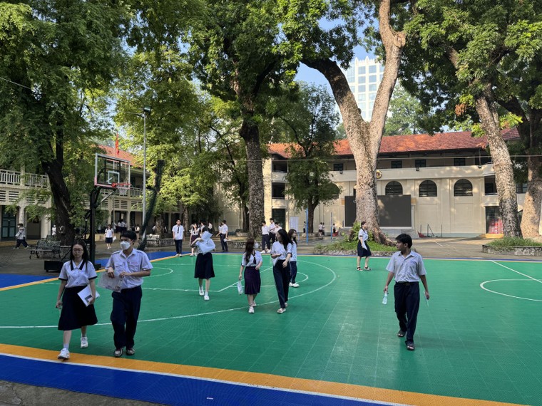 Học sinh lo lắng điểm thi tốt nghiệp ảnh hưởng đến hồ sơ du học ảnh 1