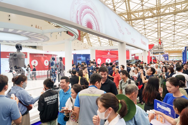 VinFast gây “choáng” tại Trung tâm Triển lãm Việt Nam bằng dàn xe “khủng”: Bộ đôi Lạc Hồng 900 LX tạo ấn tượng mạnh ảnh 1