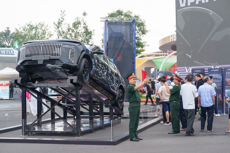 VinFast gây “choáng” tại Trung tâm Triển lãm Việt Nam bằng dàn xe “khủng”: Bộ đôi Lạc Hồng 900 LX tạo ấn tượng mạnh ảnh 2