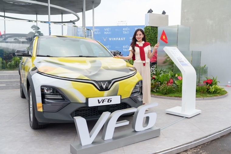 VinFast gây “choáng” tại Trung tâm Triển lãm Việt Nam bằng dàn xe “khủng”: Bộ đôi Lạc Hồng 900 LX tạo ấn tượng mạnh ảnh 4