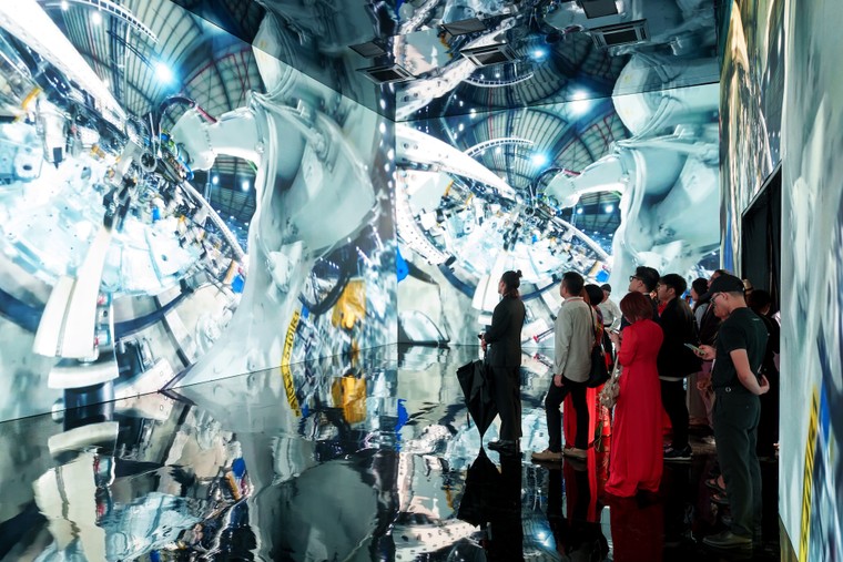 VinFast gây “choáng” tại Trung tâm Triển lãm Việt Nam bằng dàn xe “khủng”: Bộ đôi Lạc Hồng 900 LX tạo ấn tượng mạnh ảnh 5