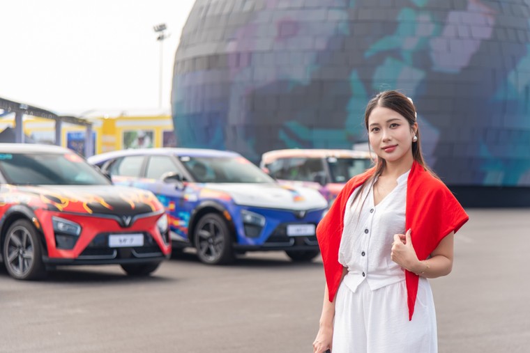 VinFast gây “choáng” tại Trung tâm Triển lãm Việt Nam bằng dàn xe “khủng”: Bộ đôi Lạc Hồng 900 LX tạo ấn tượng mạnh ảnh 6