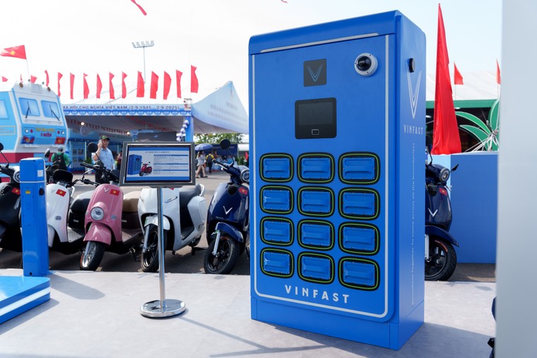 VinFast gây “choáng” tại Trung tâm Triển lãm Việt Nam bằng dàn xe “khủng”: Bộ đôi Lạc Hồng 900 LX tạo ấn tượng mạnh ảnh 7