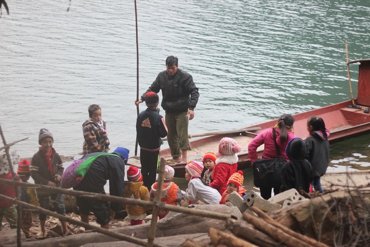 Học sinh đánh cược tính mạng qua sông tìm chữ ảnh 3