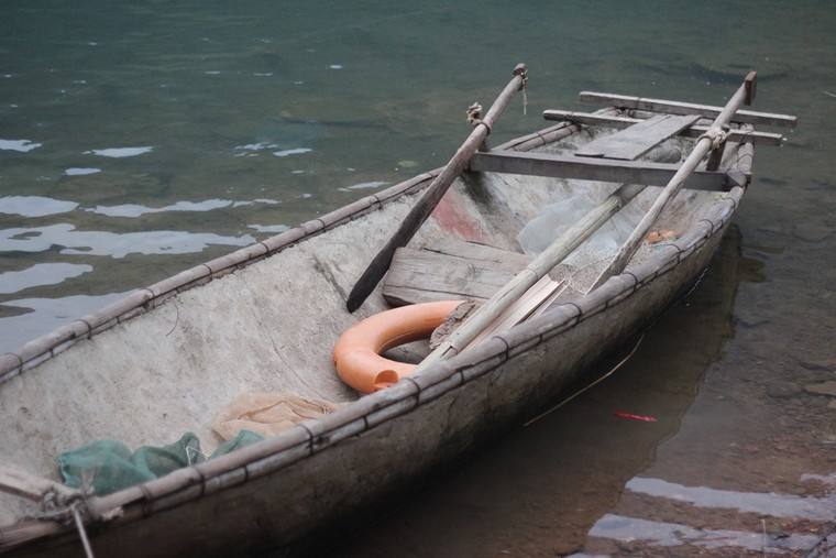 Học sinh đánh cược tính mạng qua sông tìm chữ ảnh 5