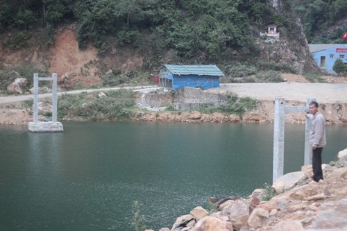 Học sinh đánh cược tính mạng qua sông tìm chữ ảnh 2