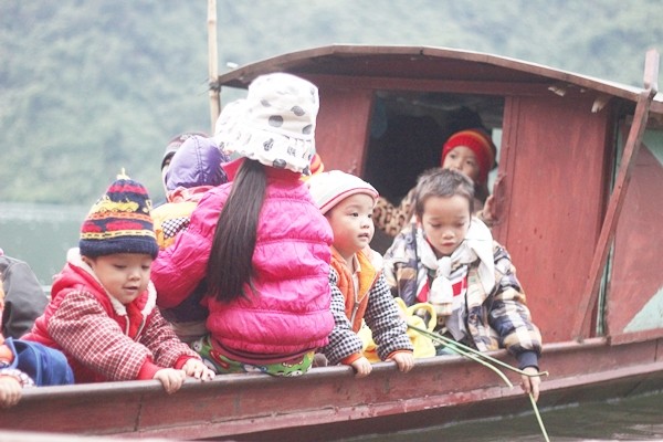 Chùm ảnh: Gian nan đường đến trường của các em học sinh xóm Nhạp ảnh 8