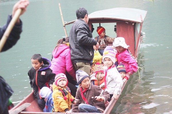 Chùm ảnh: Gian nan đường đến trường của các em học sinh xóm Nhạp ảnh 6