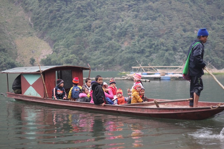 Chùm ảnh: Gian nan đường đến trường của các em học sinh xóm Nhạp ảnh 5