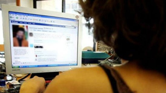 Một đêm 'săn phi công' của quý bà quái đản rạo rực 'khát tình' ảnh 1