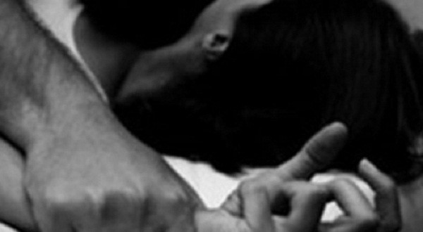 Đại ca giang hồ bệnh hoạn cướp vợ đệ tử làm 'trò chơi tình dục' ảnh 4