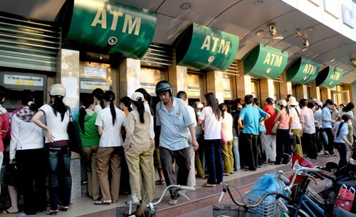 ATM quá tải Tết, ngân hàng trả lương tại nhà máy ảnh 1