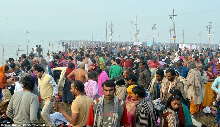 Hàng nghìn người đổ về thánh lễ Magh Mela lớn nhất hành tinh ảnh 1