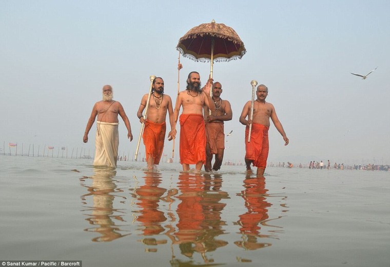 Hàng nghìn người đổ về thánh lễ Magh Mela lớn nhất hành tinh ảnh 3