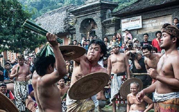 Rợn người nghi lễ cầu mưa ở Indonesia ảnh 1