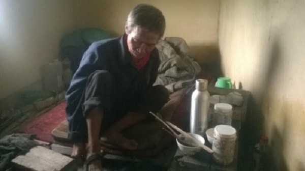Cụ ông thui thủi sống trong nhà hoang chờ vợ con tha thứ lỗi lầm ảnh 2