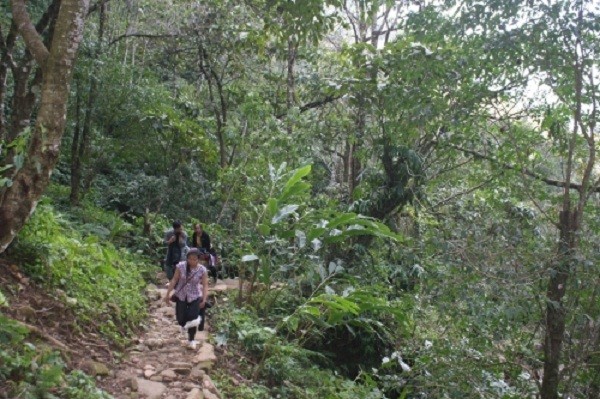 Hé lộ về chuyện tình yêu buồn sau thác Trái Tim giữa rừng Tây Bắc ảnh 1