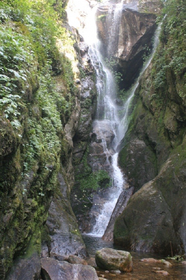 Hé lộ về chuyện tình yêu buồn sau thác Trái Tim giữa rừng Tây Bắc ảnh 7