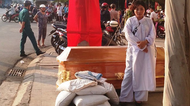 Khánh Hòa: Mặc đồ tang, mang quan tài phản đối ngân hàng ảnh 1