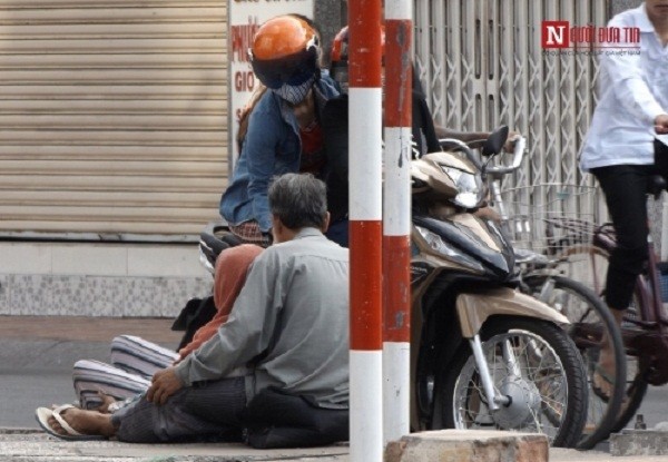 Loạt ảnh lật mặt cặp vợ chồng giả bệnh đi ăn xin ảnh 2